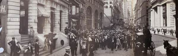 Black and white photo of a busy street in New York, in the early 20th century.